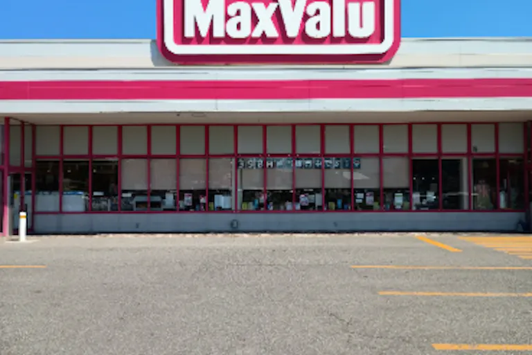 【マックスバリュ鯵ヶ沢店】正面軒下 販促プロモーションやキッチンカー出店に最適なスーパー店外催事イベントスペースの画像3