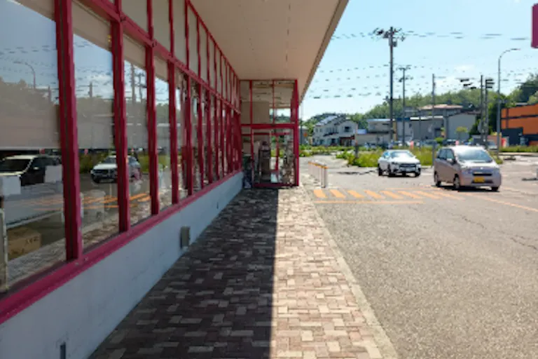 【マックスバリュ鯵ヶ沢店】正面軒下 販促プロモーションやキッチンカー出店に最適なスーパー店外催事イベントスペースの画像4