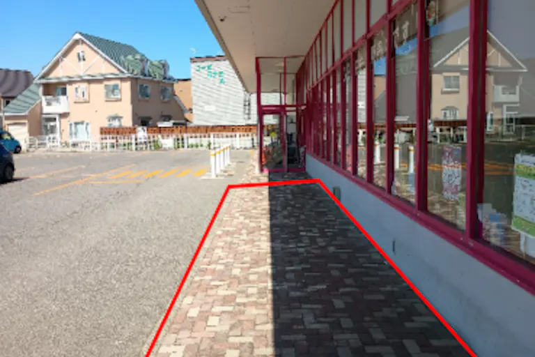 【マックスバリュ鯵ヶ沢店】正面軒下 販促プロモーションやキッチンカー出店に最適なスーパー店外催事イベントスペースの画像2