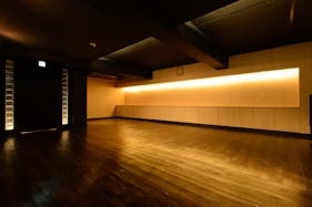 【祐天寺駅7分】展示会場やワークショップに最適な黒が基調のシックな防音室かつ充実の音響設備のあるイベントスペース
