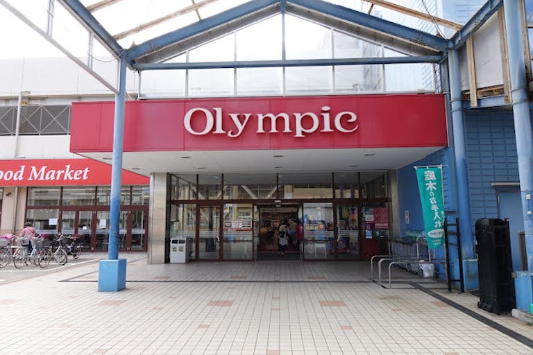 【オリンピック 高井戸店】プロモーションに利用可能な風除室スペースの画像2