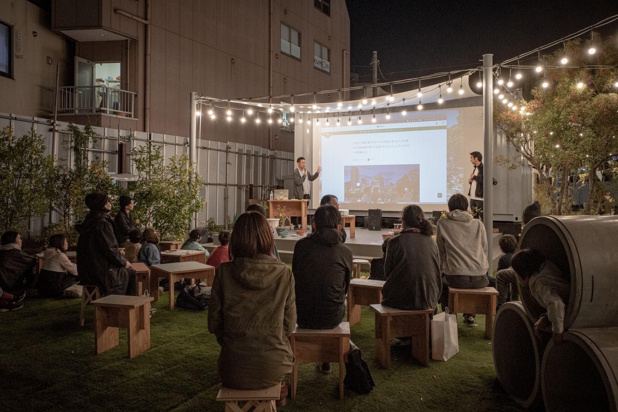 ステージやスクリーンをご利用いただけます。