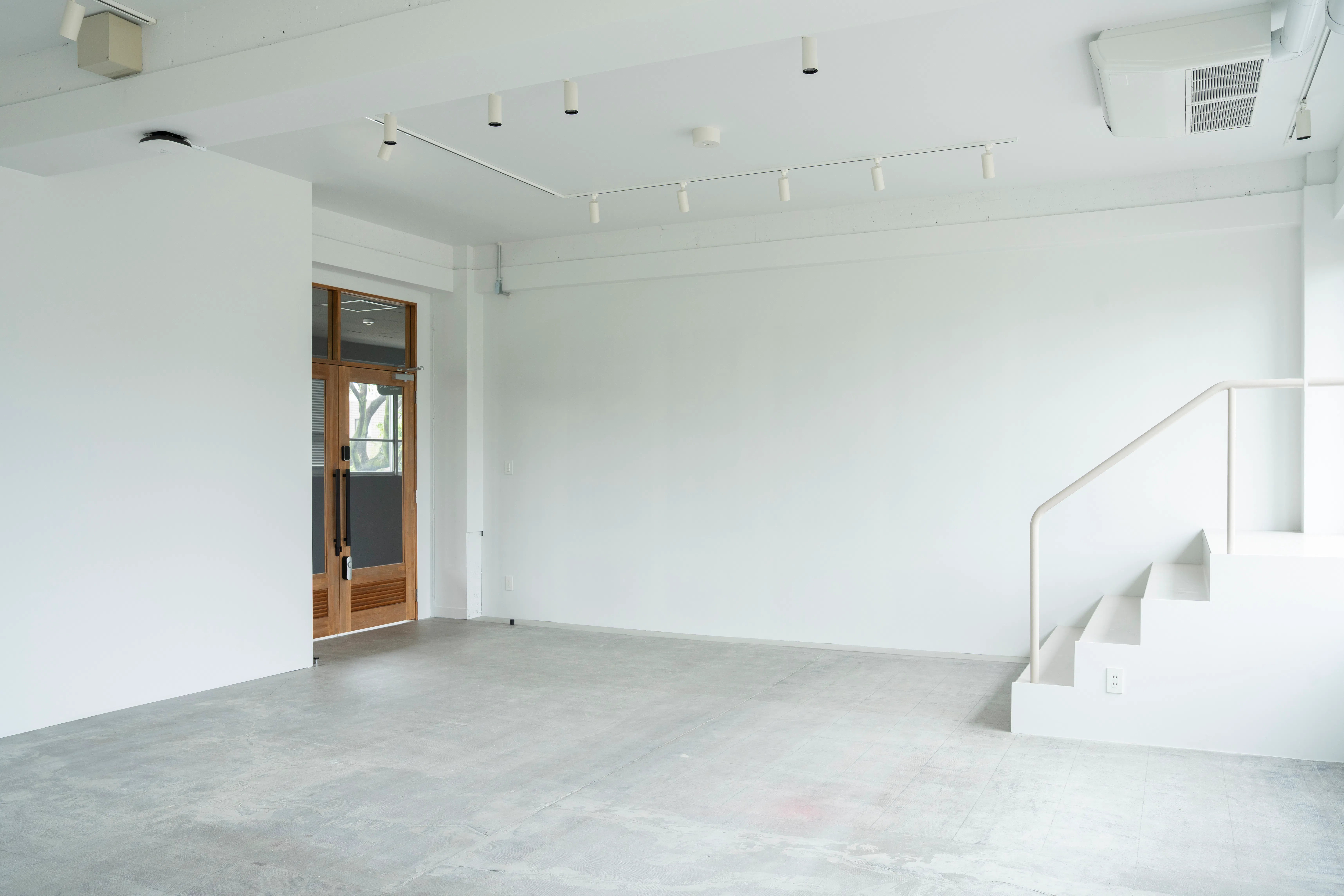 ギャラリーや展示販売会、ポップアップストアに最適なシンプルなホワイトキューブ型のイベントスペース