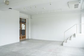 ギャラリーや展示販売会、ポップアップストアに最適なシンプルなホワイトキューブ型のイベントスペース