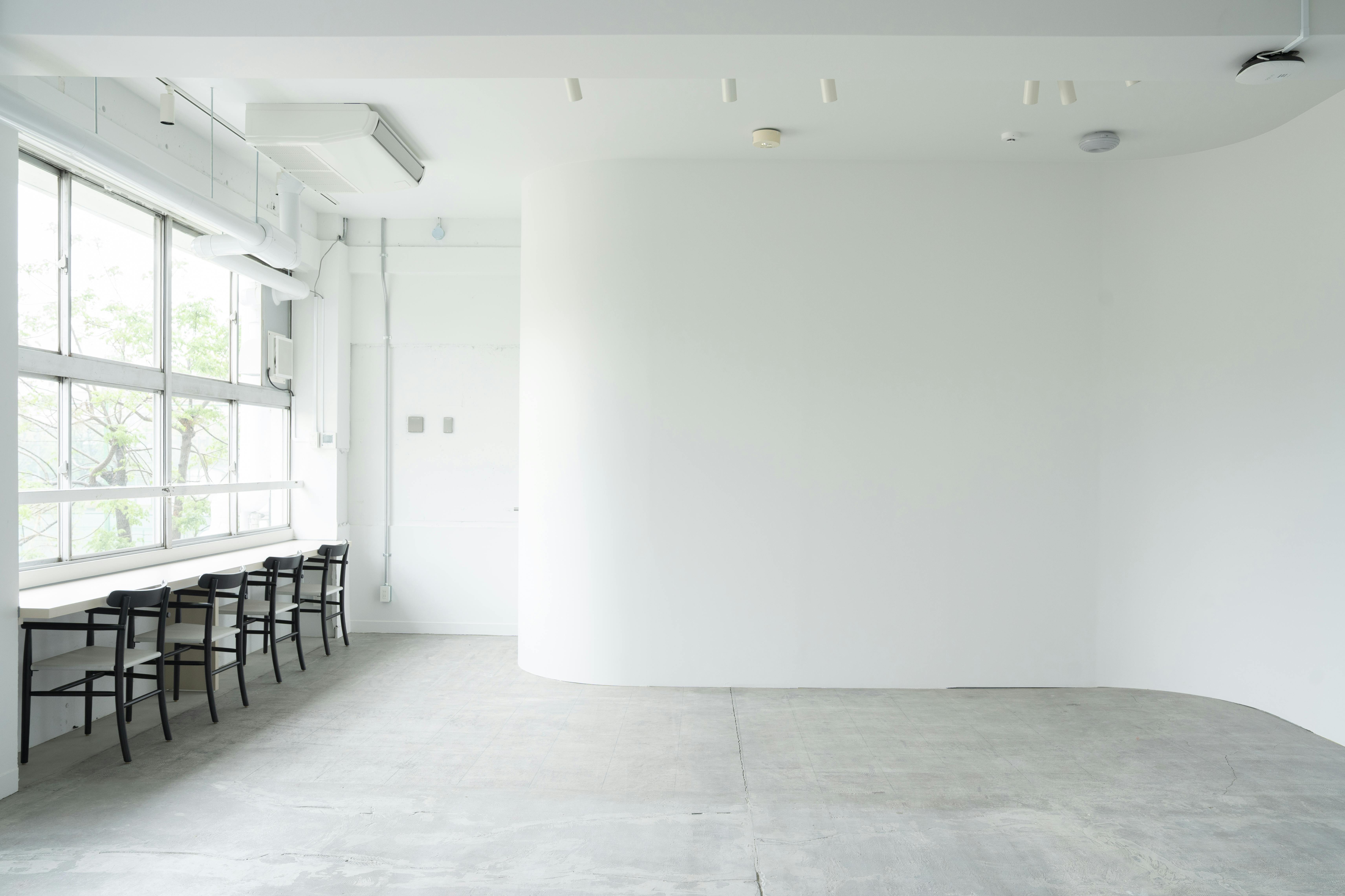 ギャラリーや展示販売会、ポップアップストアに最適なシンプルなホワイトキューブ型のイベントスペースの画像