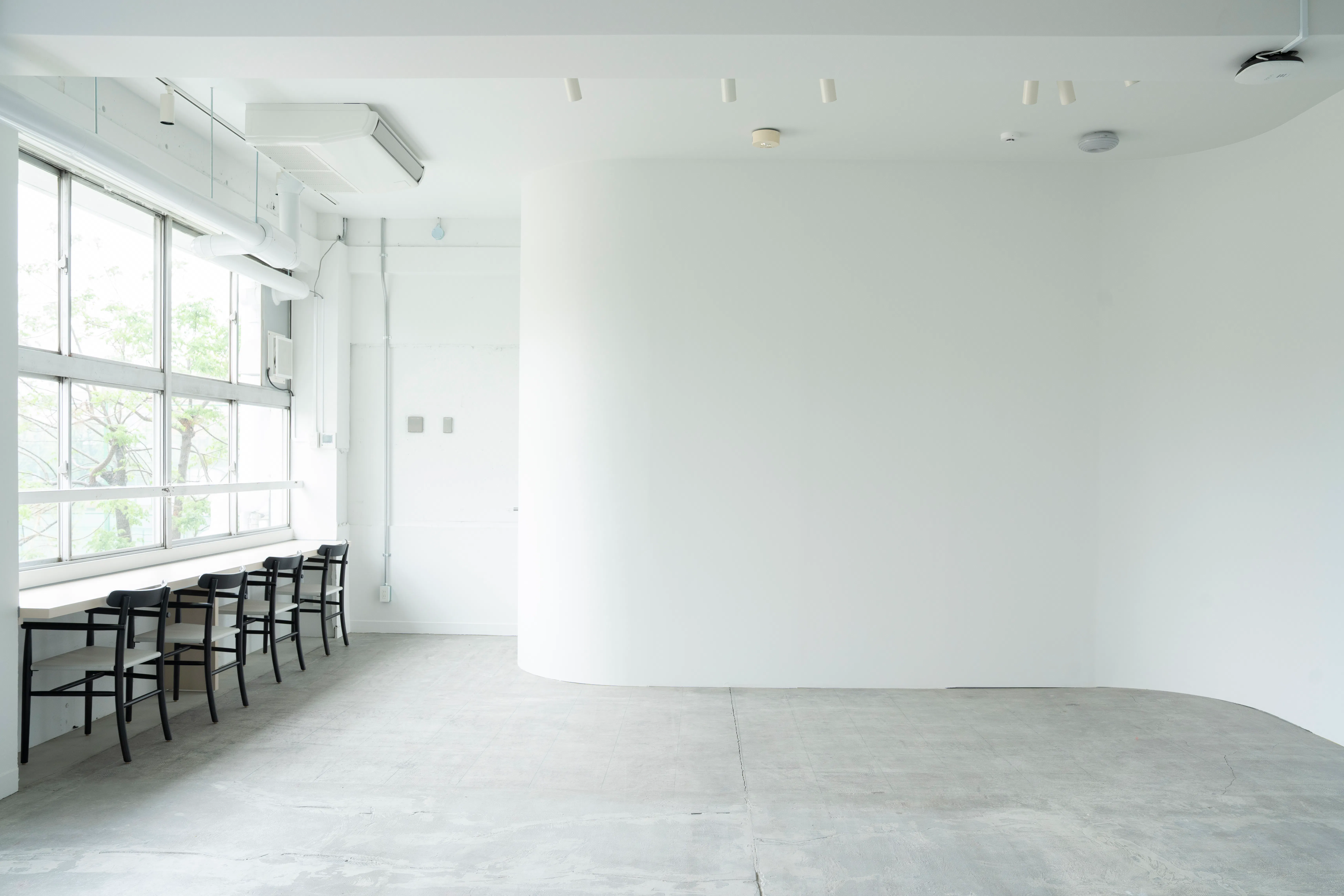 ギャラリーや展示販売会、ポップアップストアに最適なシンプルなホワイトキューブ型のイベントスペース