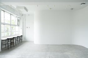 ギャラリーや展示販売会、ポップアップストアに最適なシンプルなホワイトキューブ型のイベントスペース