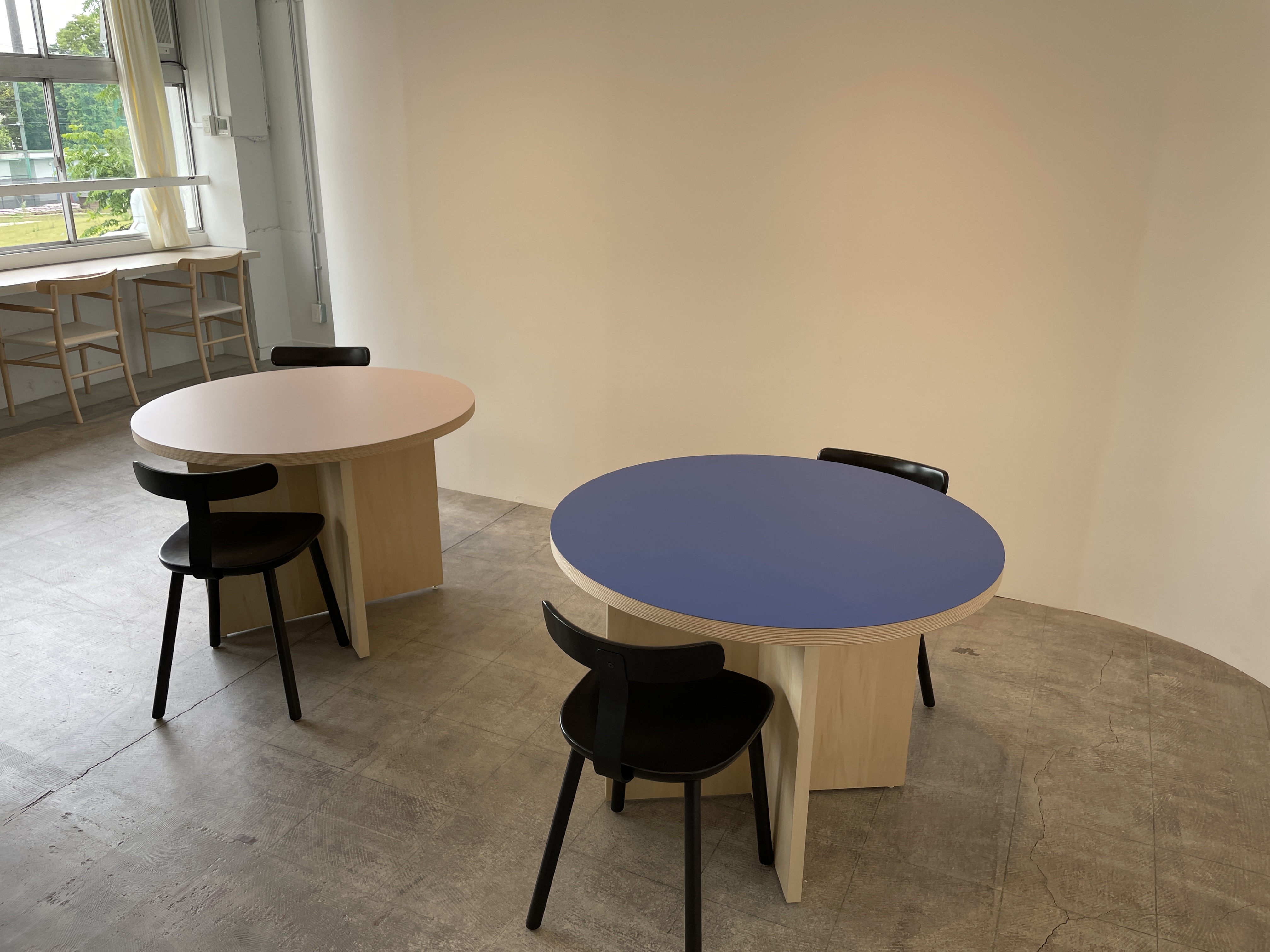 組み立て式什器テーブル×2台（幅 1000× 奥行 1000 × 高さ 730mm）