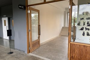 ギャラリーや展示販売会、ポップアップストアに最適なシンプルなホワイトキューブ型のイベントスペース