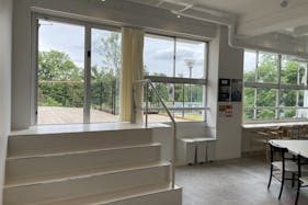 ギャラリーや展示販売会、ポップアップストアに最適なシンプルなホワイトキューブ型のイベントスペース