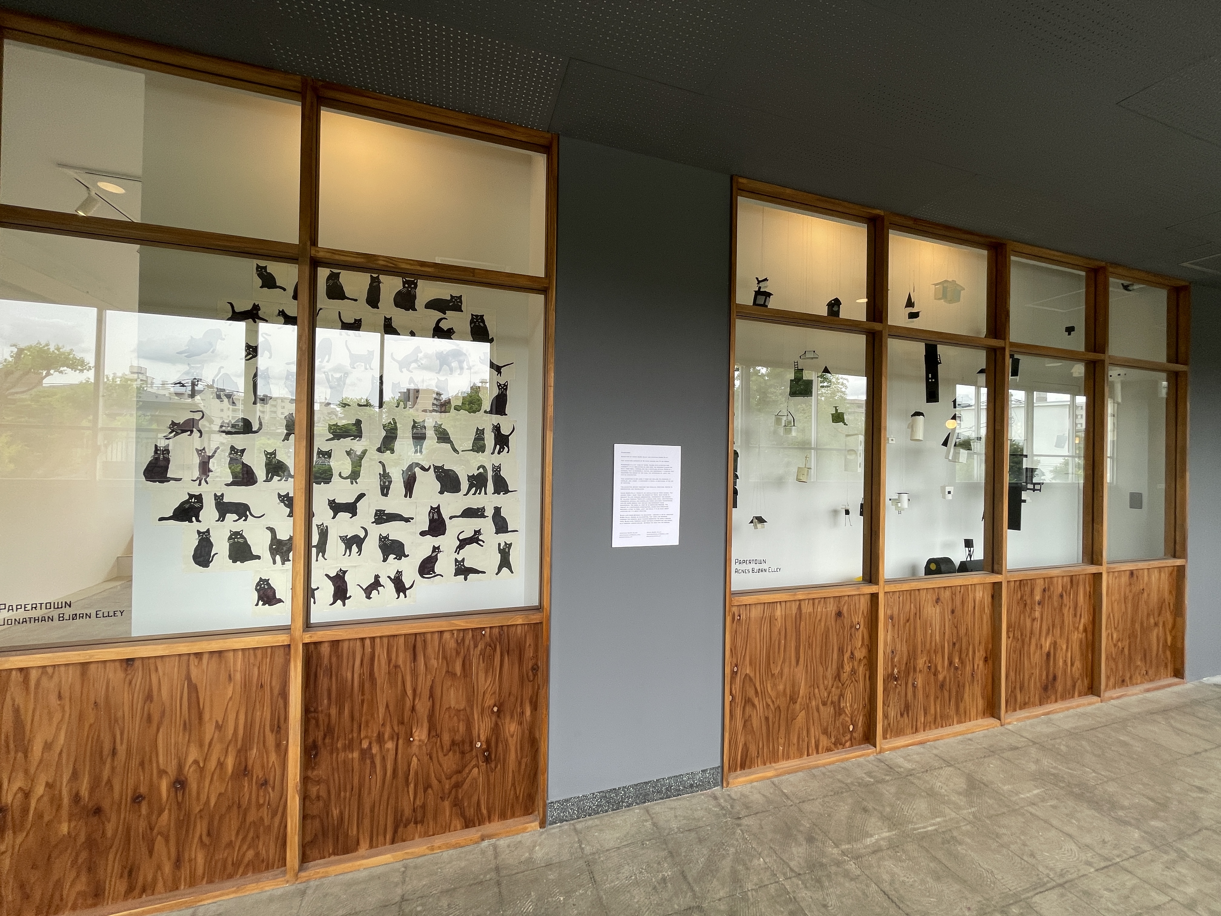 廊下側ウィンドウギャラリー