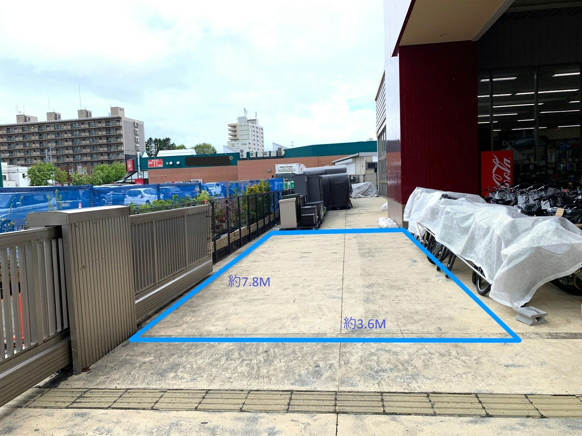 【DCM北野通店】キッチンカーの出店可能な入口すぐ横屋外スペース