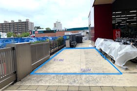 【DCM北野通店】キッチンカーの出店可能な入口すぐ横屋外スペース