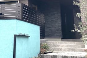 【大和西大寺駅7分】ポップアップやワークショップ、アートの展覧会等に適した白い内装の路面カフェスペース