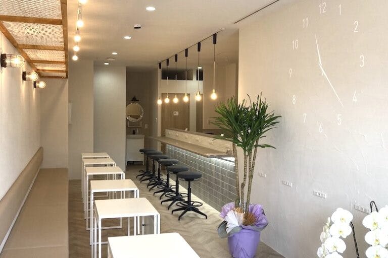 【大和西大寺駅7分】ポップアップやワークショップ、アートの展覧会等に適した白い内装の路面カフェスペースの画像2