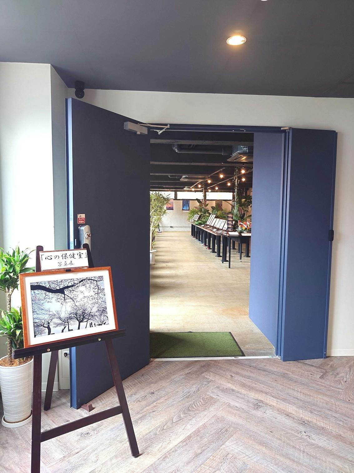 【大和西大寺駅7分】ポップアップやワークショップ、アートの展覧会等に適した白い内装の路面カフェスペース