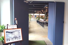 【大和西大寺駅7分】ポップアップやワークショップ、アートの展覧会等に適した白い内装の路面カフェスペース