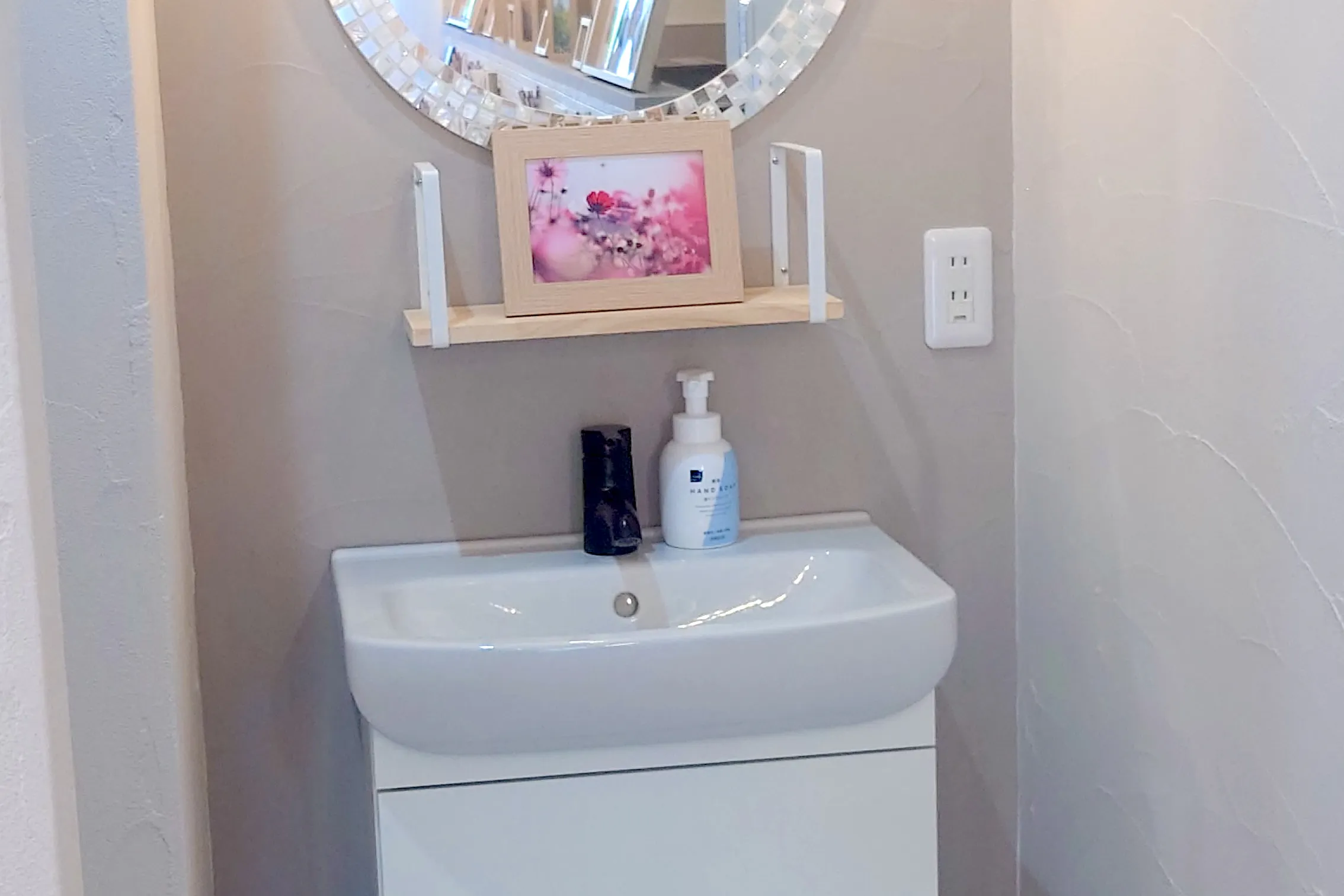 【大和西大寺駅7分】ポップアップやワークショップ、アートの展覧会等に適した白い内装の路面カフェスペース