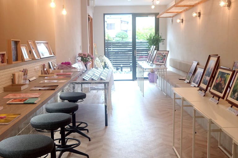 【大和西大寺駅7分】ポップアップやワークショップ、アートの展覧会等に適した白い内装の路面カフェスペースの画像3