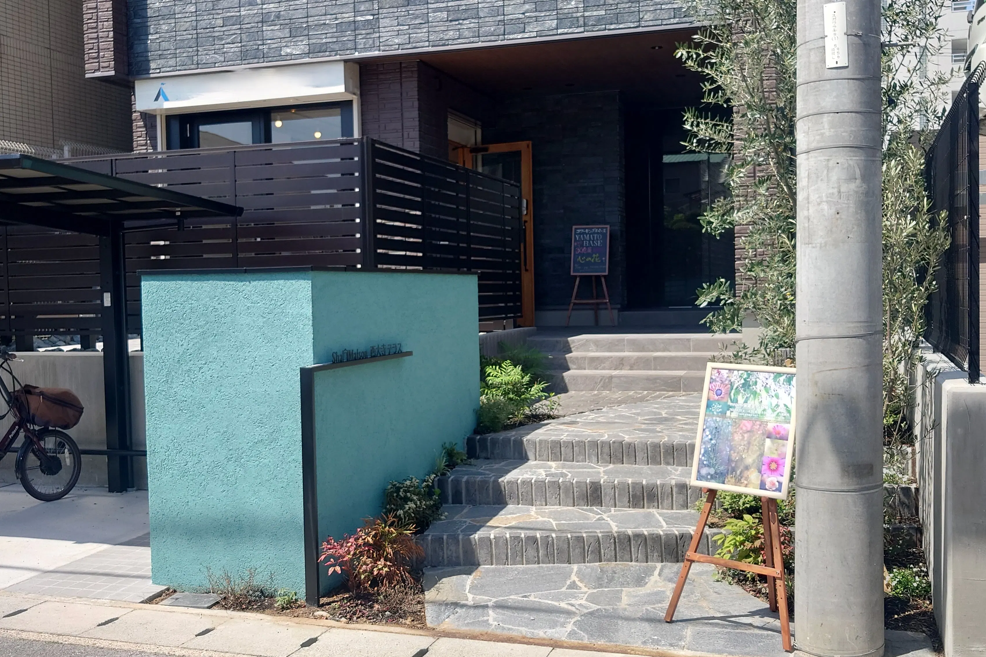 【大和西大寺駅7分】ポップアップやワークショップ、アートの展覧会等に適した白い内装の路面カフェスペース