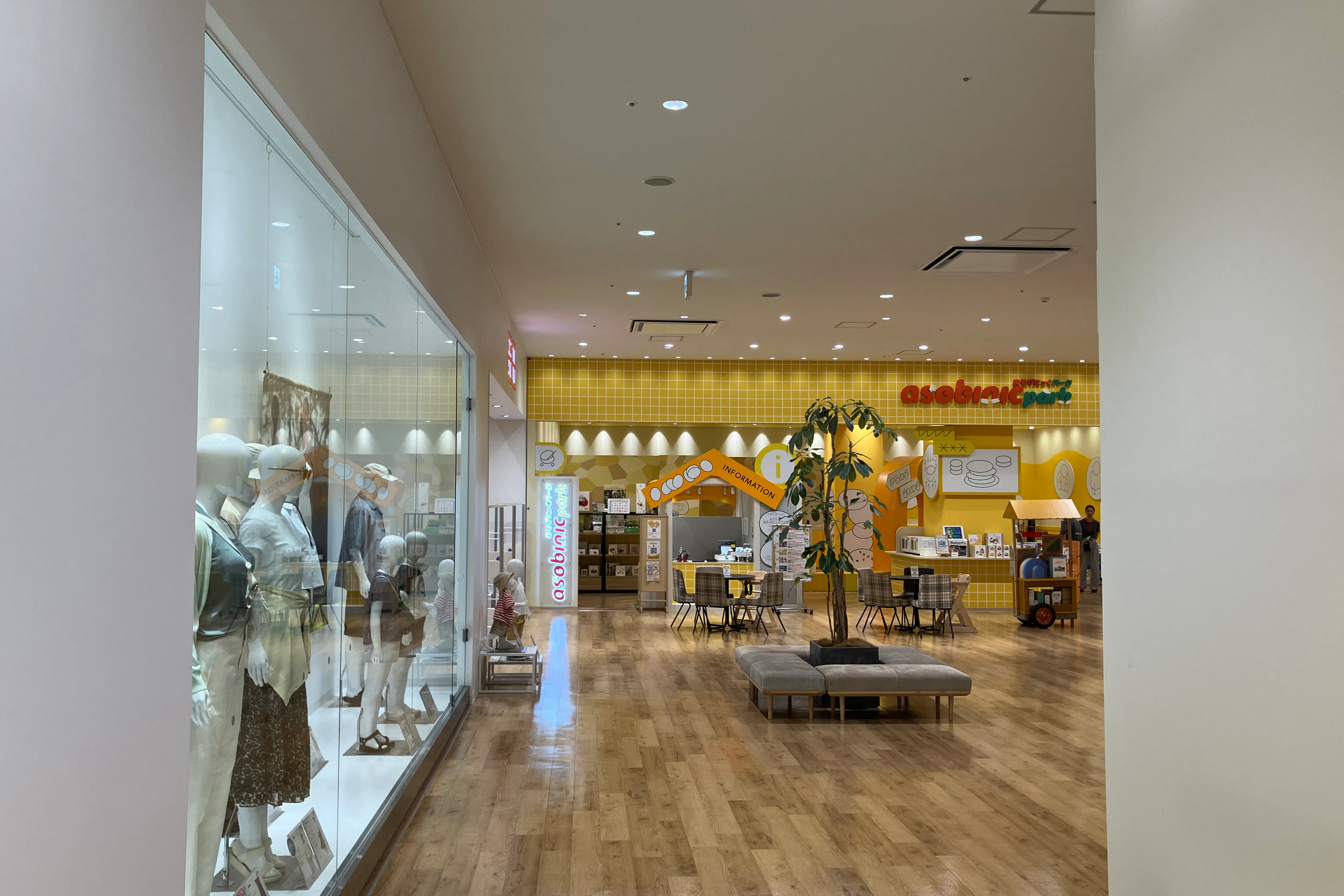 【SOCOLA南行徳】1階ユニクロとジーユーの間、知育体験型空間「あそびにっくパーク」前 物販、食物販のポップアップストアや販促プロモーションに最適なファミリー向け催事イベントスペース