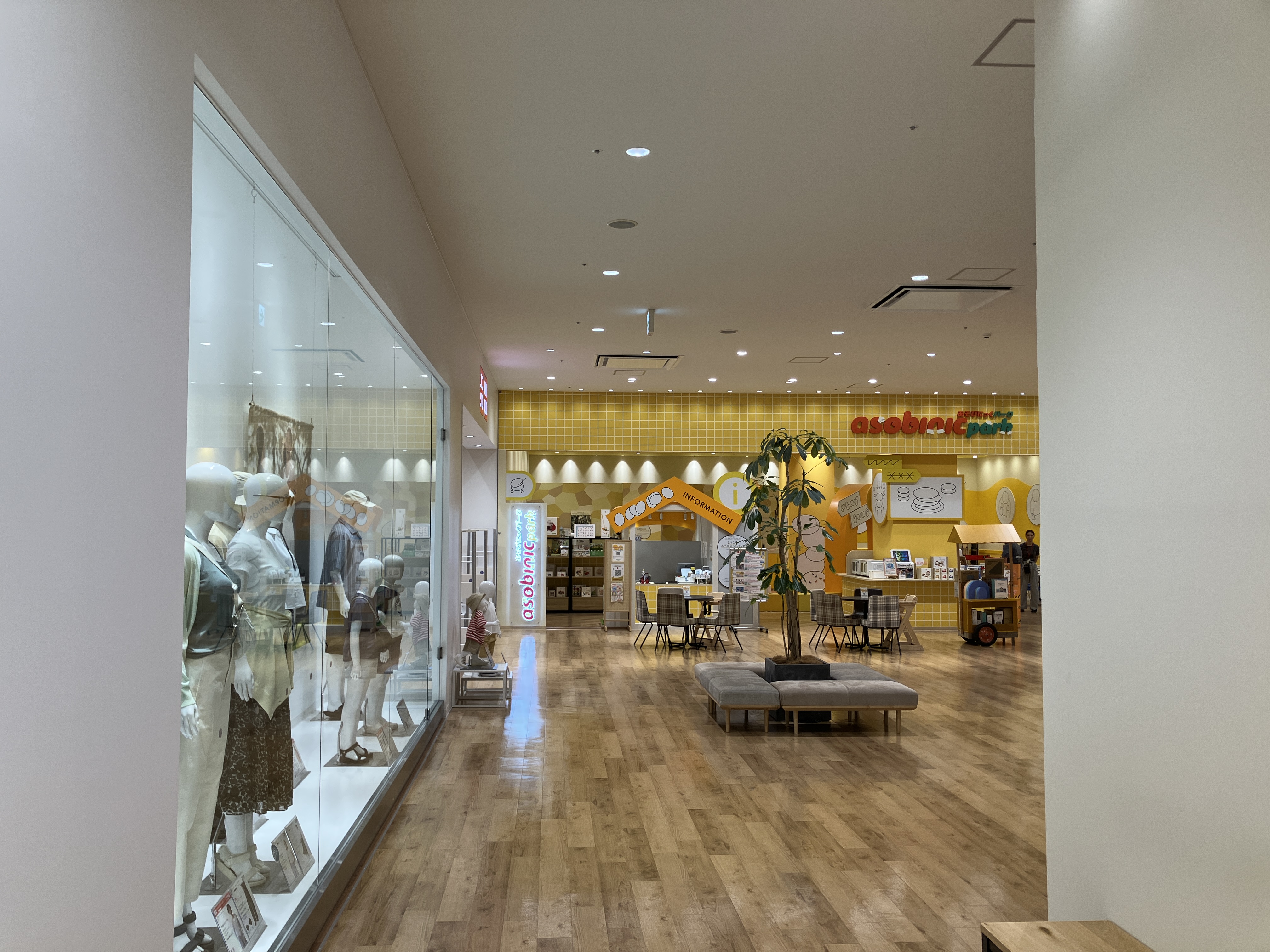 【SOCOLA南行徳】1階ユニクロとジーユーの間、知育体験型空間「あそびにっくパーク」前　物販、食物販のポップアップストアや販促プロモーションに最適なファミリー向け催事イベントスペース