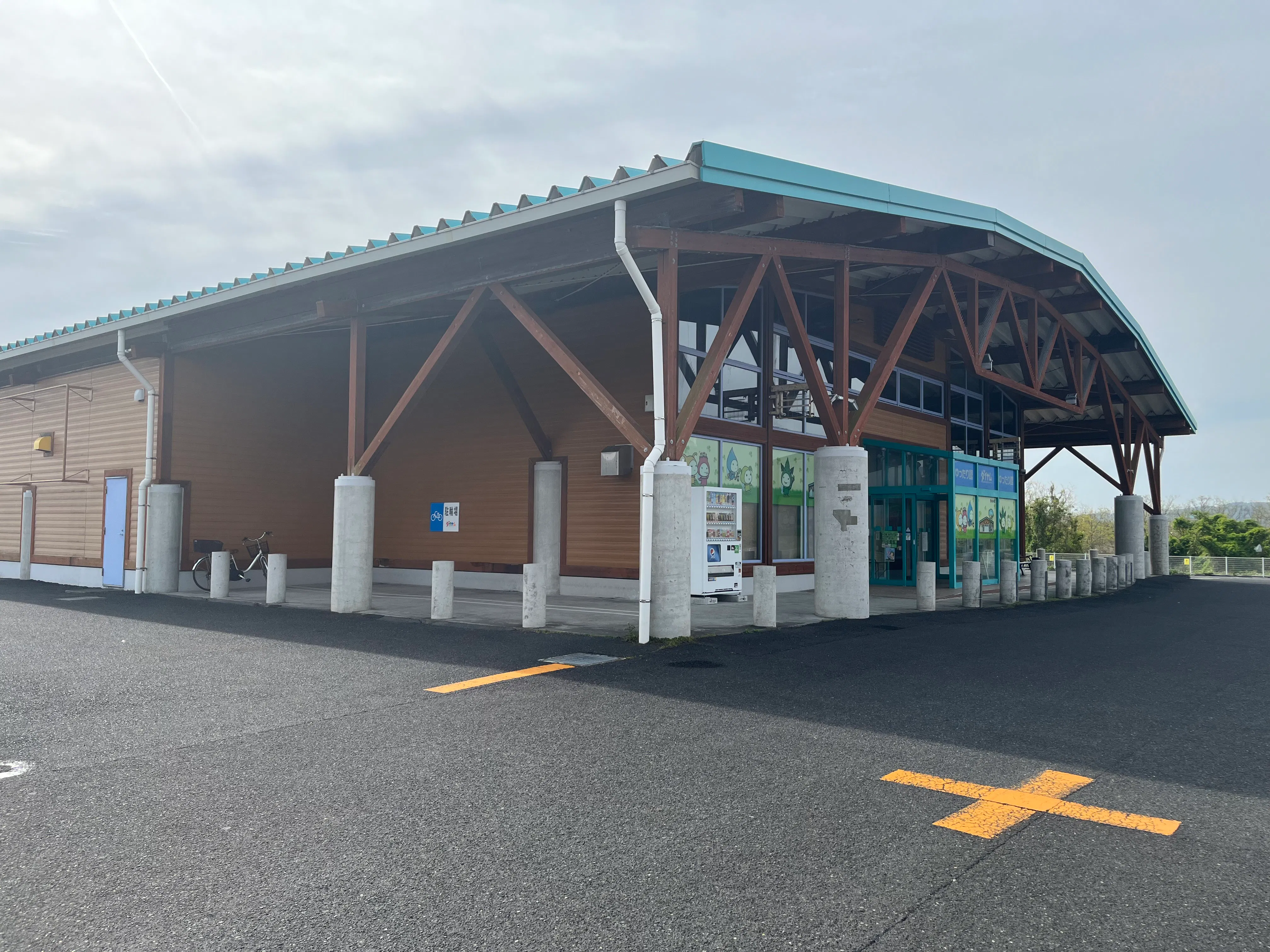 【ダイナム鹿児島指宿店ゆったり館】キッチンカー出店やプロモーションイベントに最適なアミューズメント施設のイベントスペース(めん六や側)