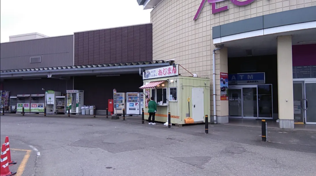 【イオンスーパーセンター湯沢】駐車場 食品側入口 販促プロモーションや物販に最適なスーパー店外催事イベントスペース