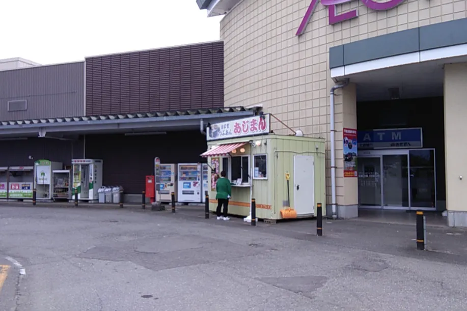 【イオンスーパーセンター湯沢】駐車場 食品側入口 販促プロモーションや物販に最適なスーパー店外催事イベントスペース