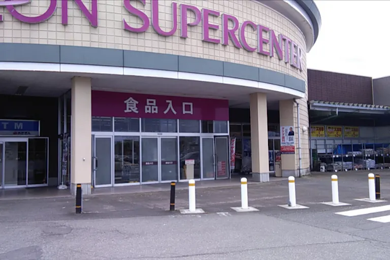 【イオンスーパーセンター湯沢】駐車場 食品側入口 販促プロモーションや物販に最適なスーパー店外催事イベントスペースの画像2