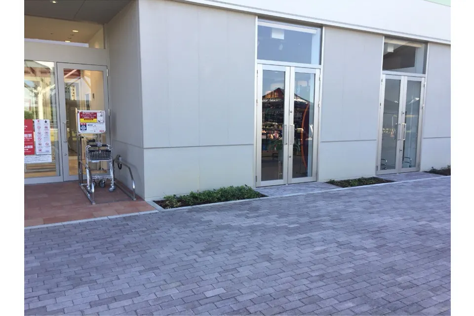 【ららぽーと名古屋みなとアクルス】1階 西エントランス横
