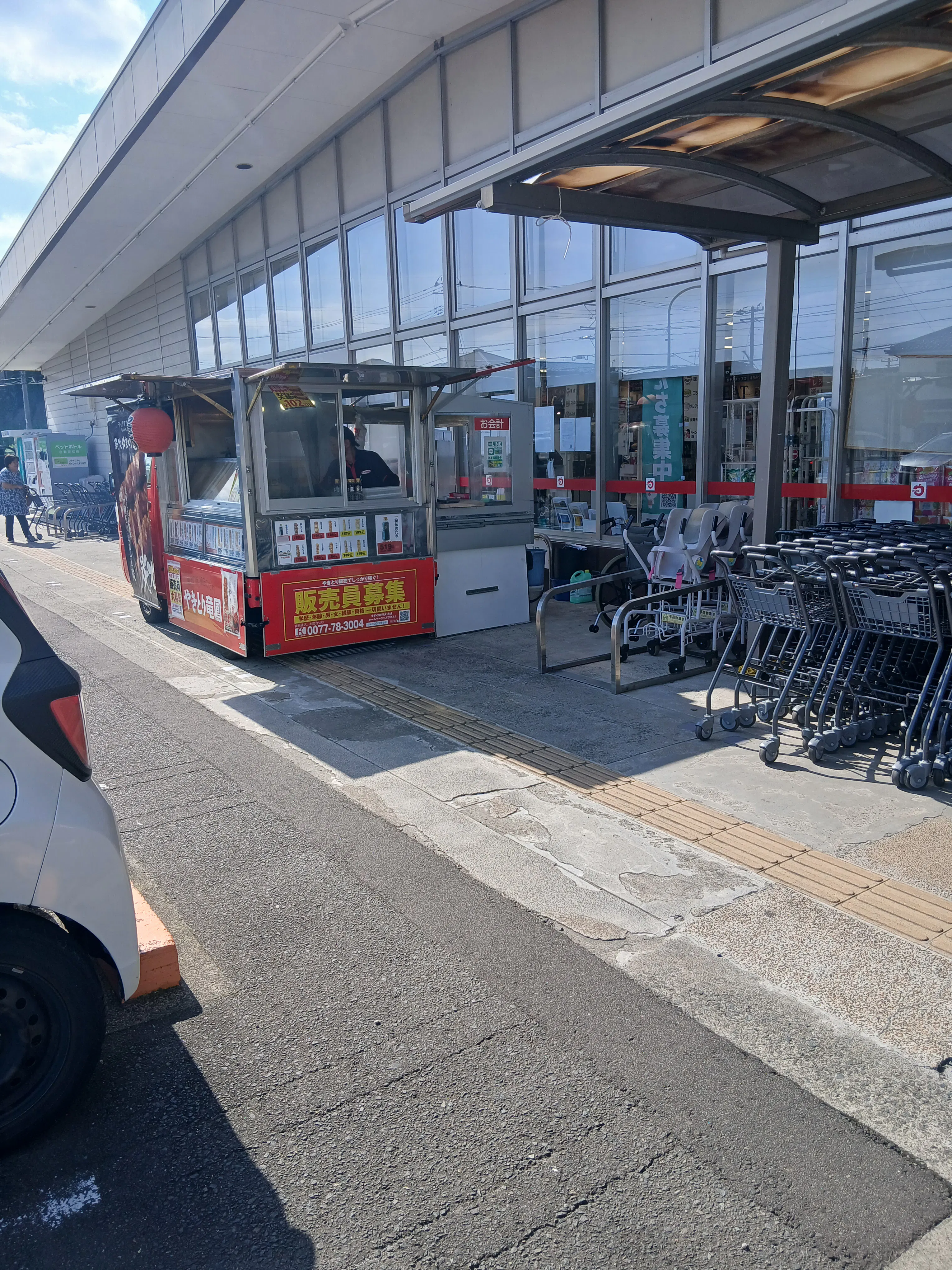 【ウジエスーパー塩釜店】販促プロモーションや食物販に最適な軒下スペース