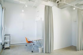 【代々木上原駅3分】展示会場や撮影に最適な自然光が1日中入る白とコンクリートのシンプルなスタジオ