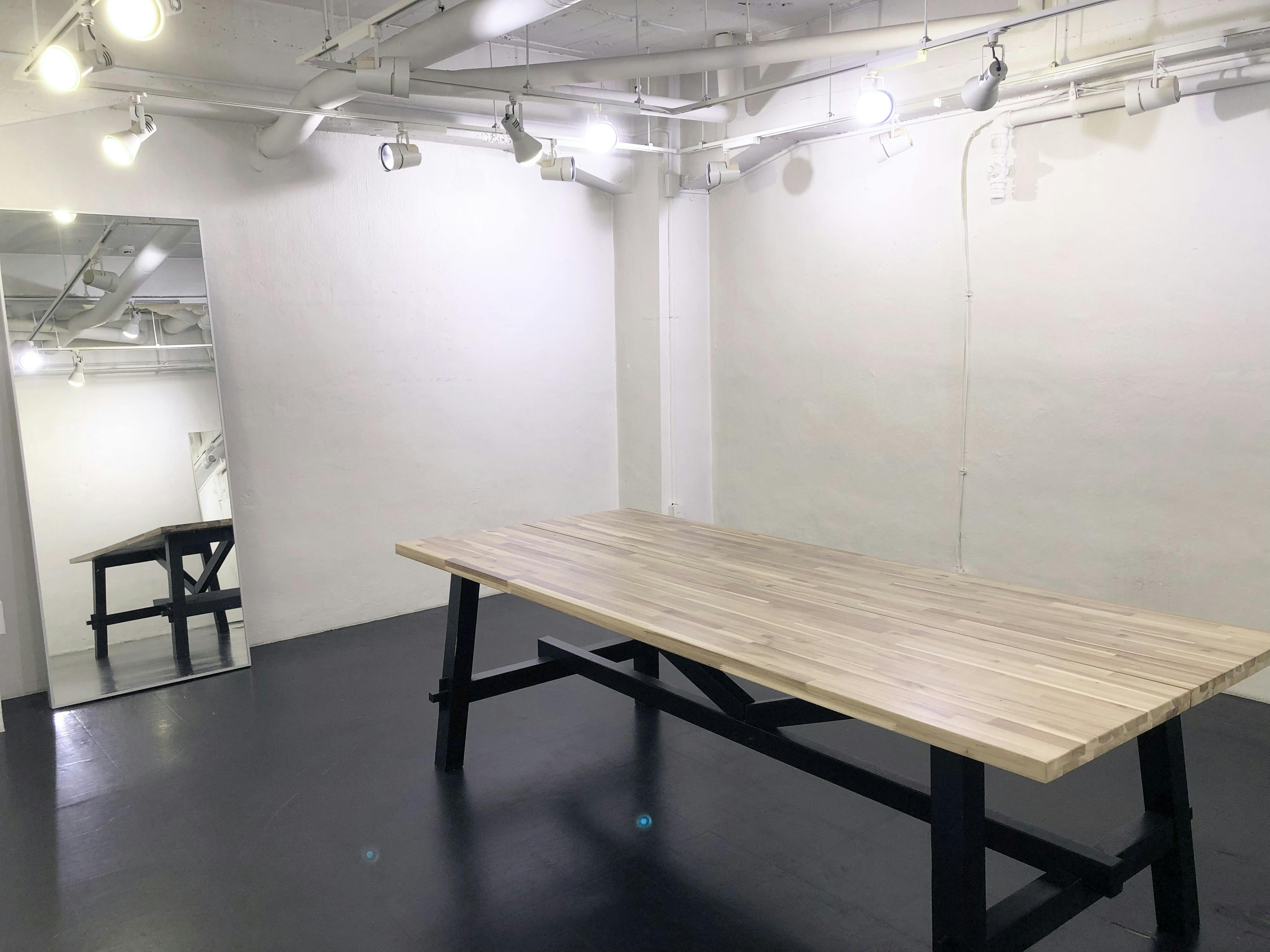 【表参道駅8分】撮影スタジオや展示会などに最適な白を貴重とした天高なレンタルスペース