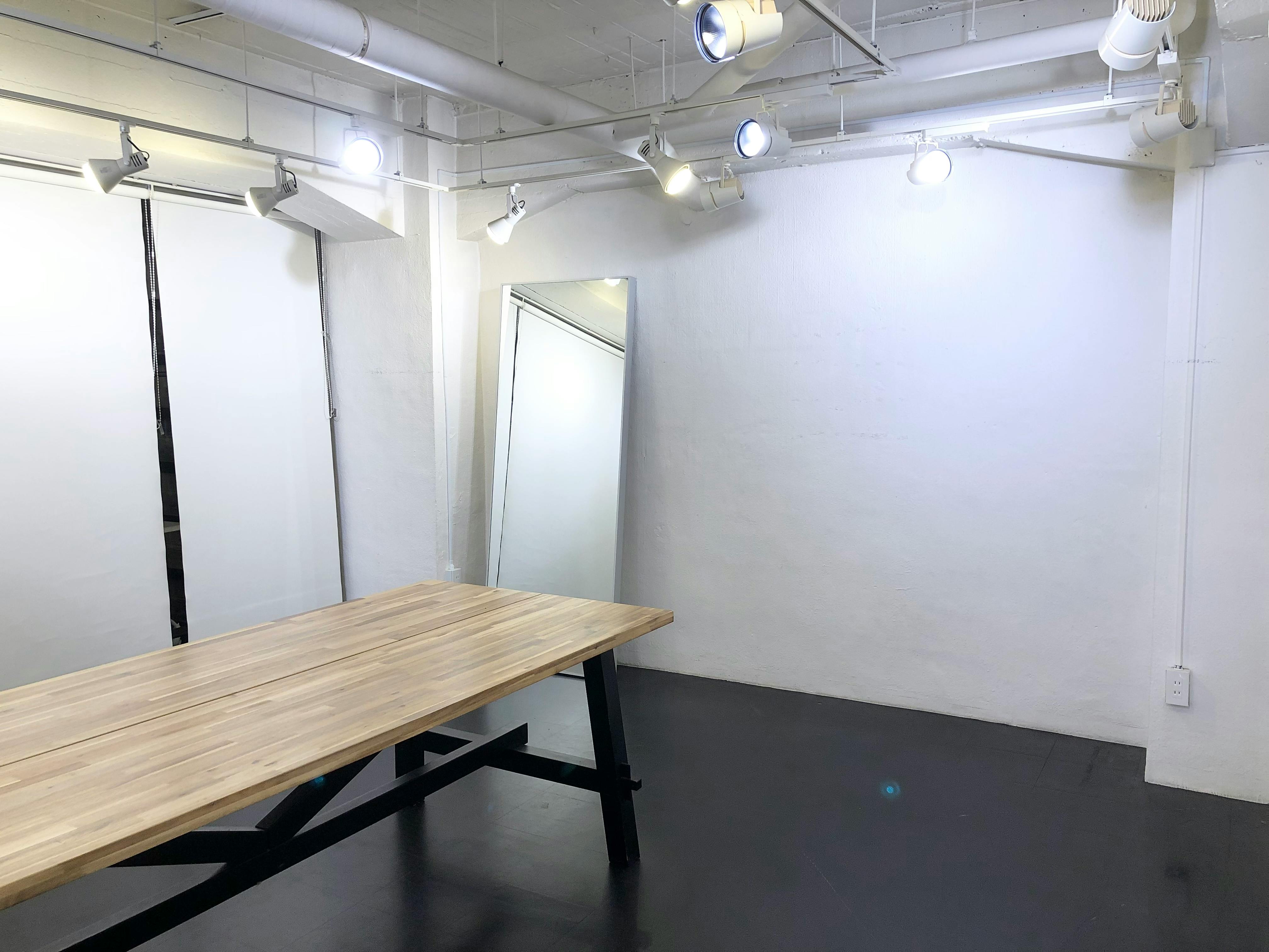 【表参道駅8分】撮影スタジオや展示会などに最適な白を貴重とした天高なレンタルスペース
