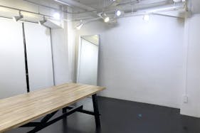 【表参道駅8分】撮影スタジオや展示会などに最適な白を貴重とした天高なレンタルスペース