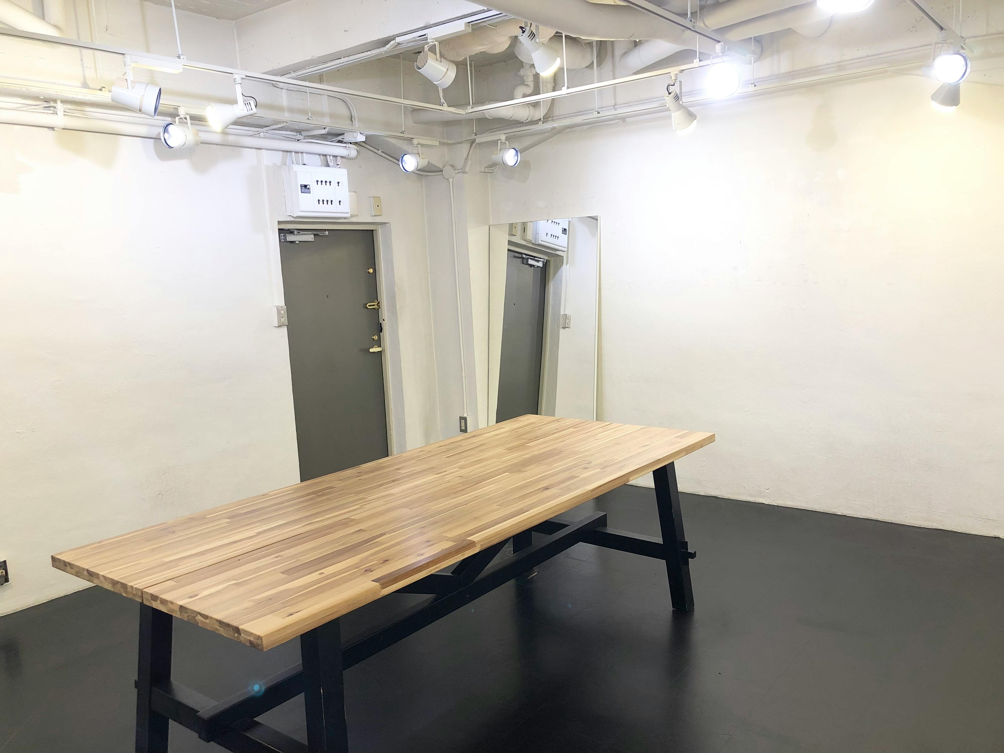 【表参道駅8分】撮影スタジオや展示会などに最適な白を貴重とした天高なレンタルスペース