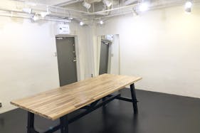 【表参道駅8分】撮影スタジオや展示会などに最適な白を貴重とした天高なレンタルスペース
