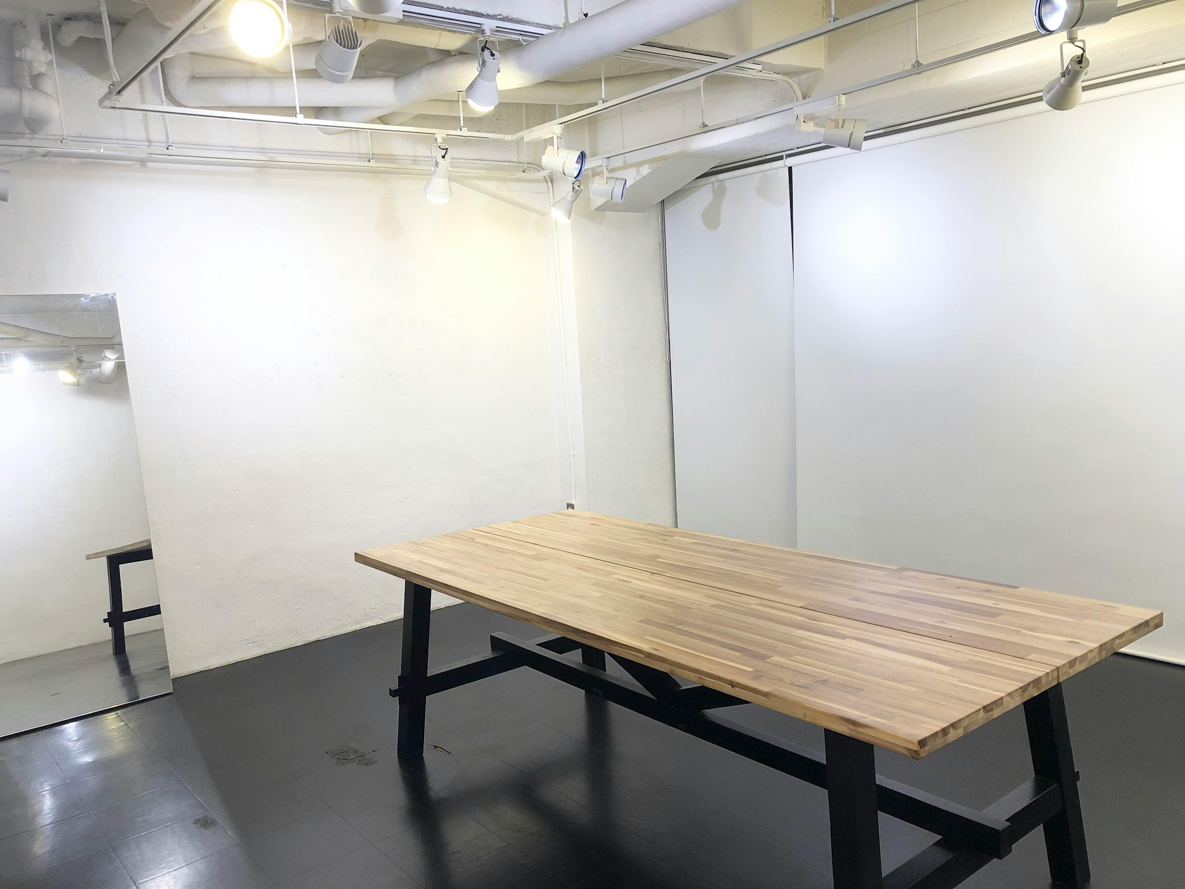 【表参道駅8分】撮影スタジオや展示会などに最適な白を貴重とした天高なレンタルスペース