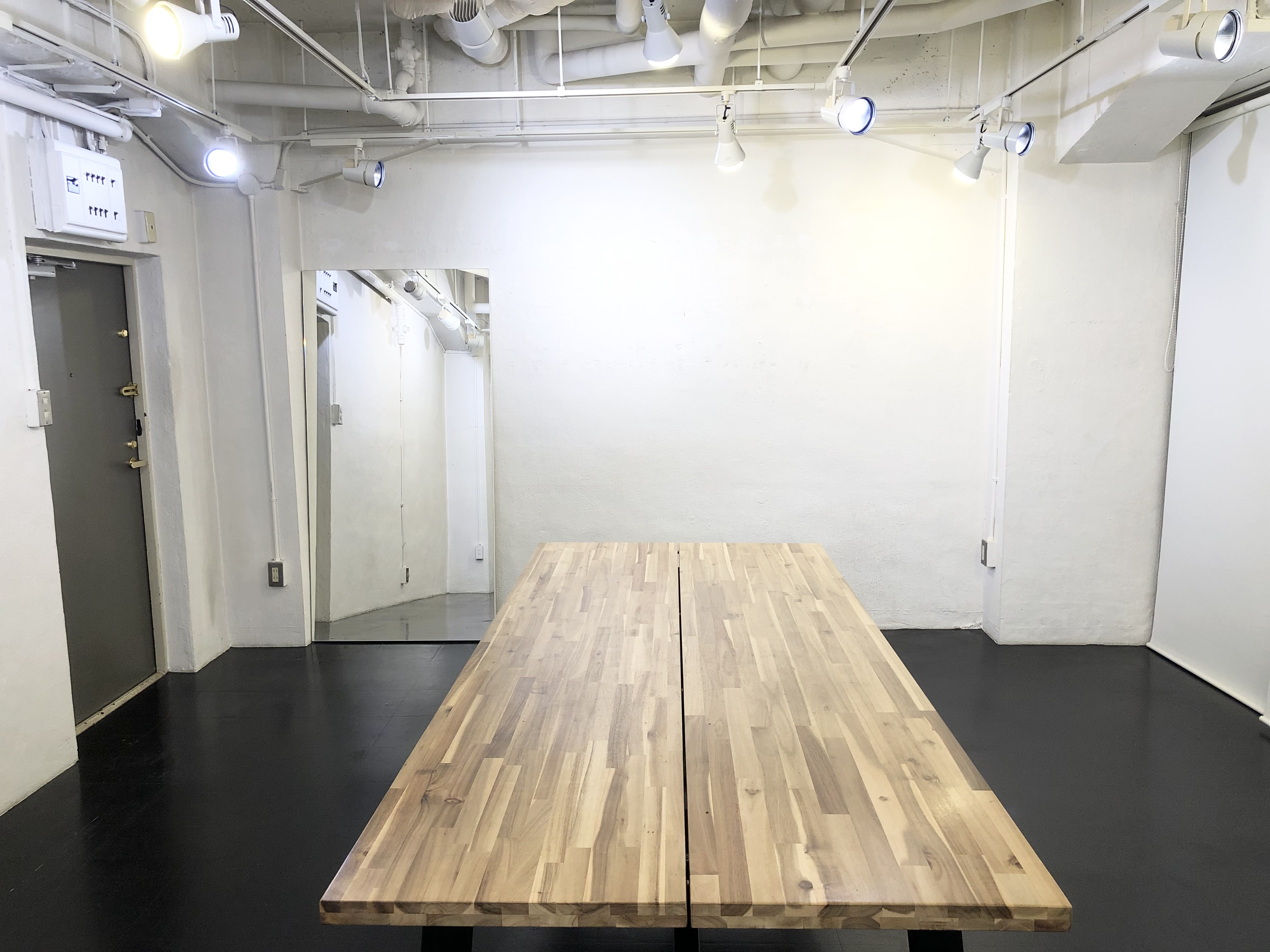 【表参道駅8分】撮影スタジオや展示会などに最適な白を貴重とした天高なレンタルスペース