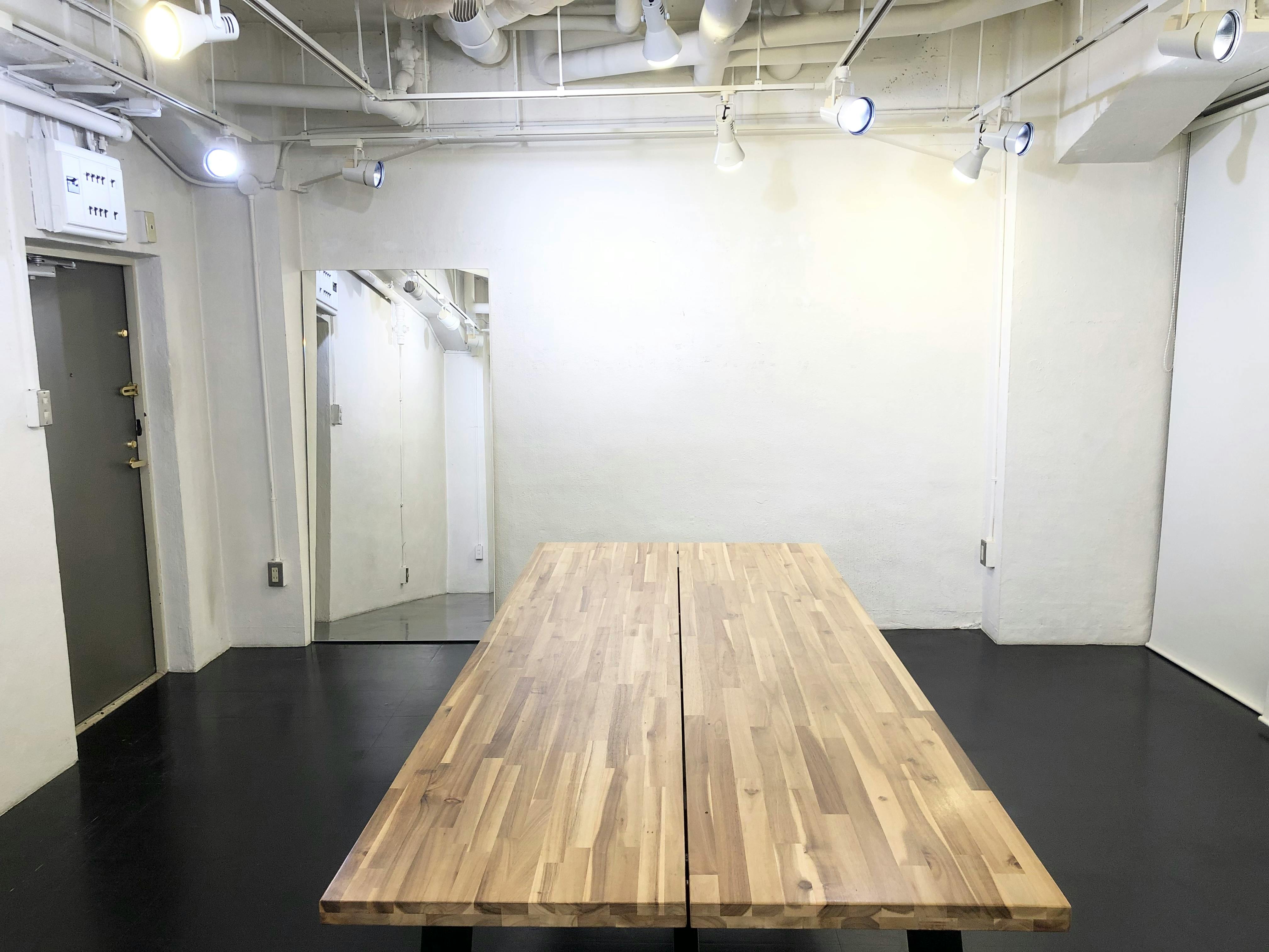 【表参道駅8分】撮影スタジオや展示会などに最適な白を貴重とした天高なレンタルスペース