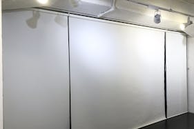 【表参道駅8分】撮影スタジオや展示会などに最適な白を貴重とした天高なレンタルスペース
