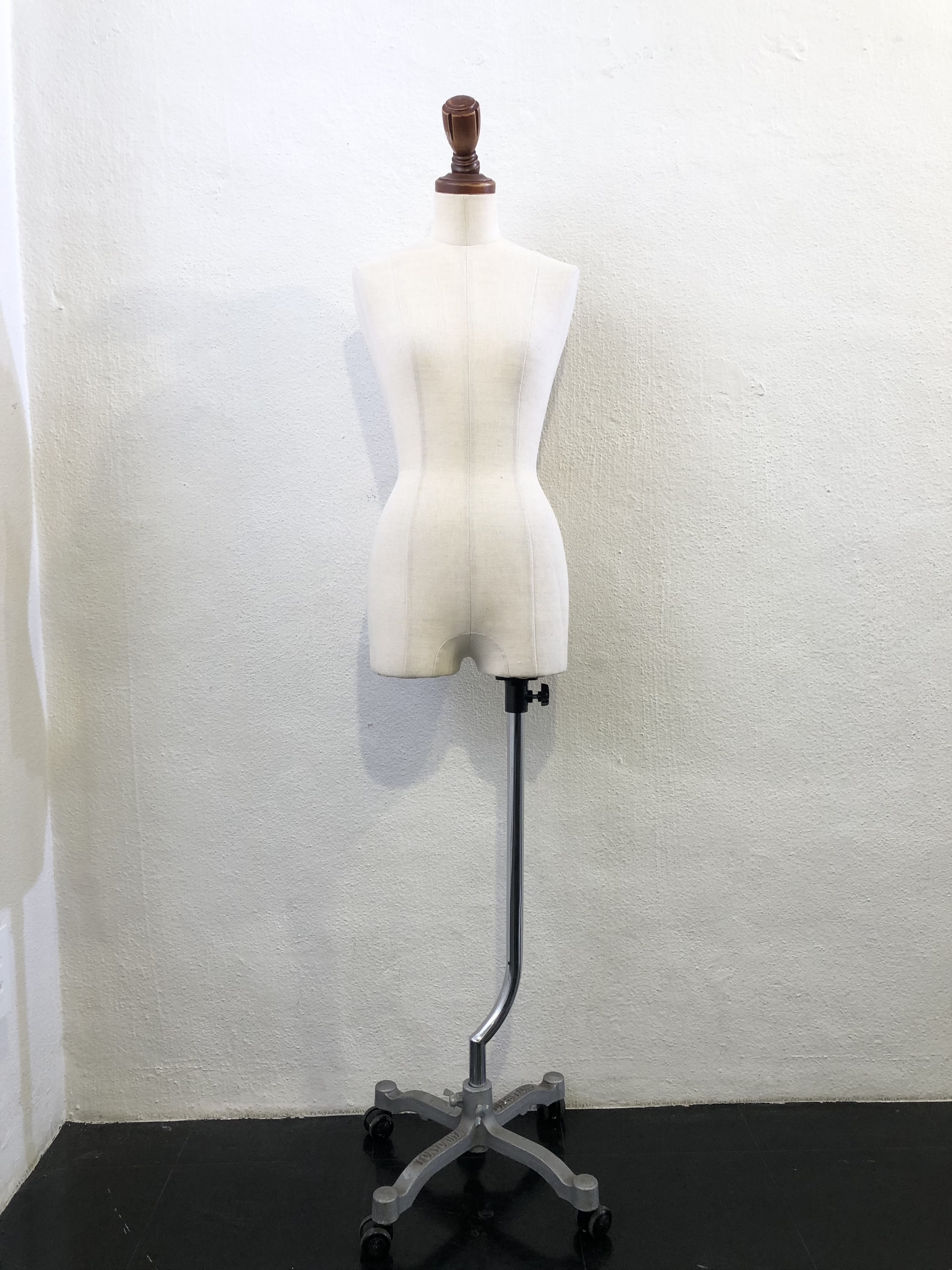 【表参道駅8分】撮影スタジオや展示会などに最適な白を貴重とした天高なレンタルスペース