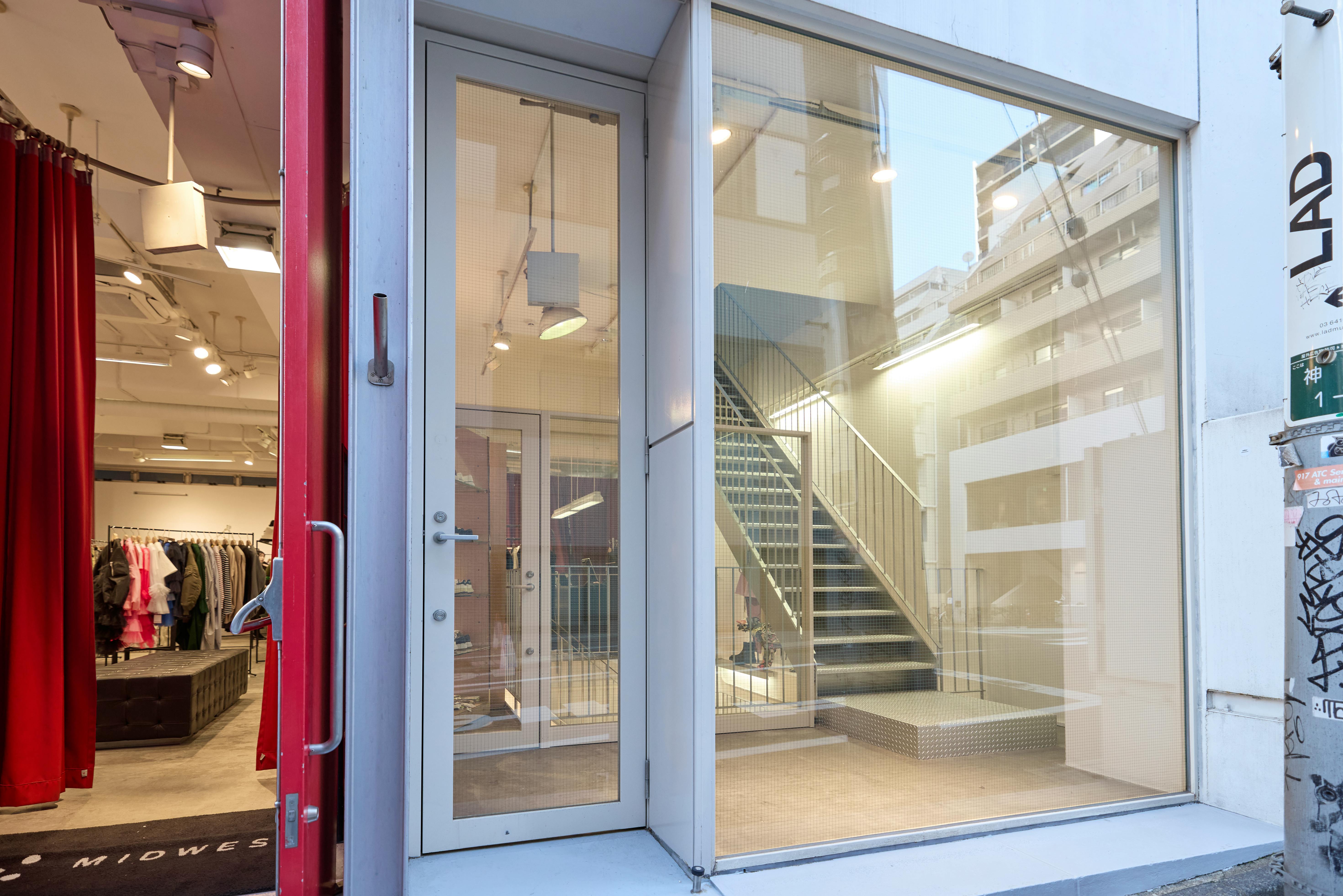 【渋谷駅8分】展示会・ギャラリーに適した白壁・モルタル床・自然光が入るホワイトスタジオ