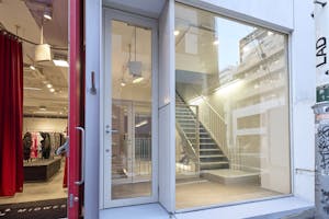 【渋谷駅8分】展示会・ギャラリーに適した白壁・モルタル床・自然光が入るホワイトスタジオ