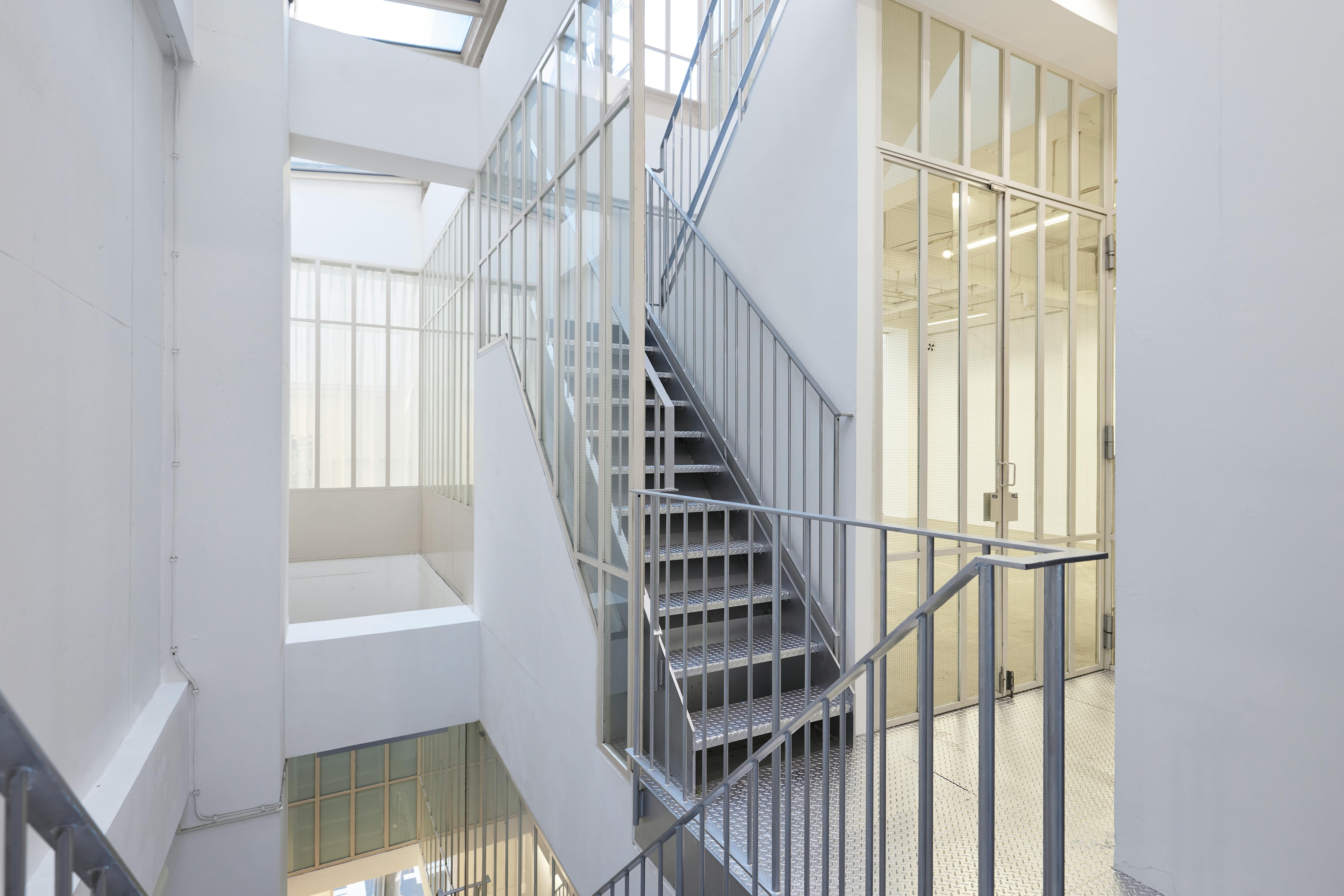 【渋谷駅8分】展示会・ギャラリーに適した白壁・モルタル床・自然光が入るホワイトスタジオ