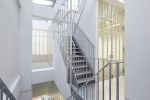 【渋谷駅8分】展示会・ギャラリーに適した白壁・モルタル床・自然光が入るホワイトスタジオ