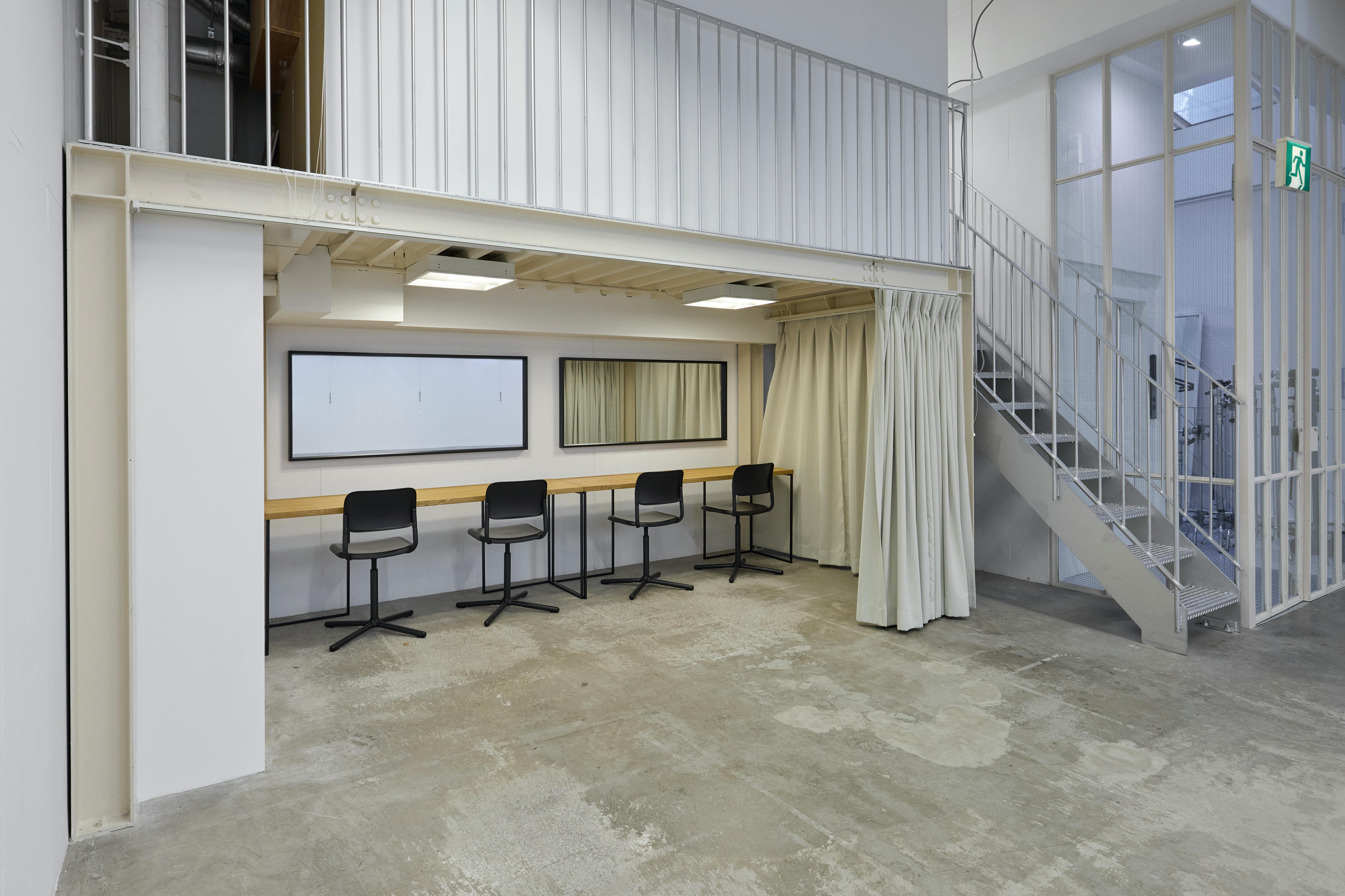 【渋谷駅8分】展示会・ギャラリーに適した白壁・モルタル床・自然光が入るホワイトスタジオ