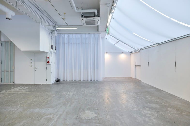 【渋谷駅8分】展示会・ギャラリーに適した白壁・モルタル床・自然光が入るホワイトスタジオ
