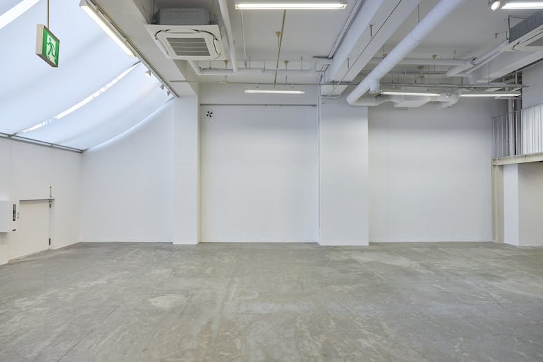 【渋谷駅8分】展示会・ギャラリーに適した白壁・モルタル床・自然光が入るホワイトスタジオ